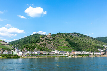 Fototapeta premium scenic view to middle rRhine Valley with village of Kaub and the fortress Gutenfels