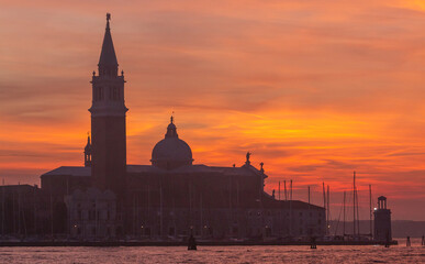 Fototapeta na wymiar Coucher de soleil sur la basilique saint-georges à Venise