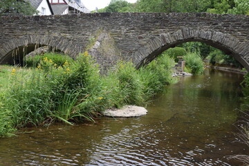 Bruchsteinbrücke im Ortdkern Monreal in der Eifel
