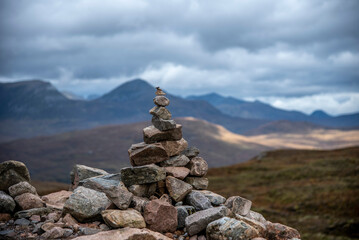 Fototapeta na wymiar Stein Turm in Schottland, beim Wandern fotografiert