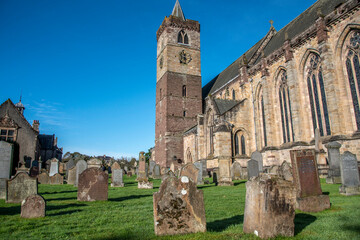 Fototapeta na wymiar Dunblane Cathedral in Schottland mit Friedhof