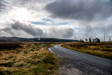 Fototapeta premium Landschaftsbild in Schottland mit einer Strasse