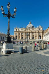 Fototapeta premium VATICAN CITY, ROME, ITALY - SEPTEMBER 22, 2017. A view of St. Peter's Basilica in St.Peter's Square (Piazza San Pietro) in Vatican City