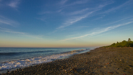 amanecer y atardecer en el horizonte de del mar, playa sol y cielo azul