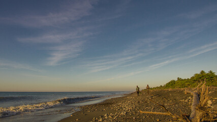 amanecer y atardecer en el horizonte de del mar, playa sol y cielo azul
