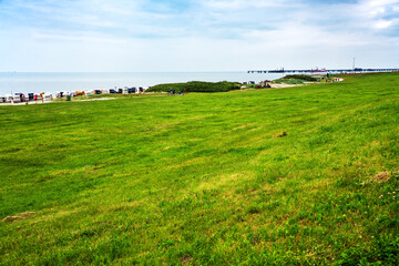 Fototapeta premium Wiese vor dem Strand in Hooksiel