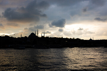 Naklejka premium Suleymaniye Mosque at Sunset with cloudy sky in Istanbul