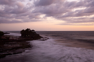 Obraz premium sunset on the tanah lot temple