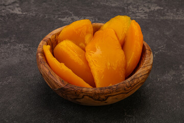 Sweet mango slices in syrop