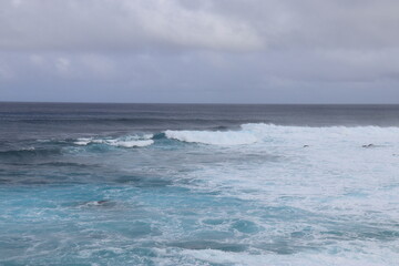 Mer bleu et écumes à l'île de Pâques