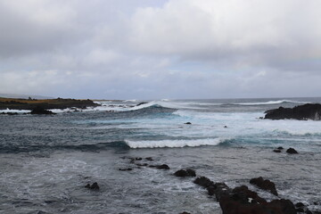 Vagues sur le littoral de l'île de Pâques