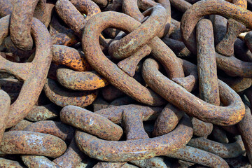 Fototapeta premium Rusty old chain ropes. Big rusty chains close-up