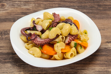 Pasta with octopus and yellow tomatoes