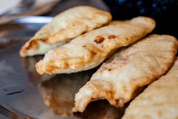 Pizza, pasta e rustici. Calzone fritto napoletano. Rustico tipico della tradizione italiana napoletana.