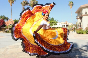 Mujer vestido tradicional amarillo. 10