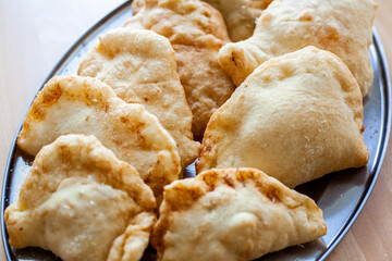 Pizza, pasta e rustici. Calzone fritto napoletano. Rustico tipico della tradizione italiana napoletana.