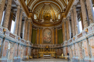 Obraz premium View of luxurious altar inside catholic cathedral in Italy