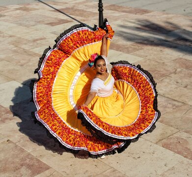 Mujer vestido tradicional amarillo. 3