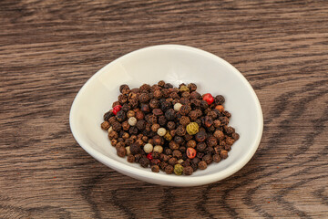 Fototapeta na wymiar Peppercorn heap in the bowl