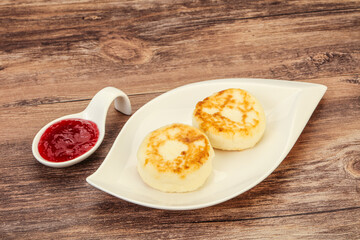 Cottage cheese pancakes with strawberry jam