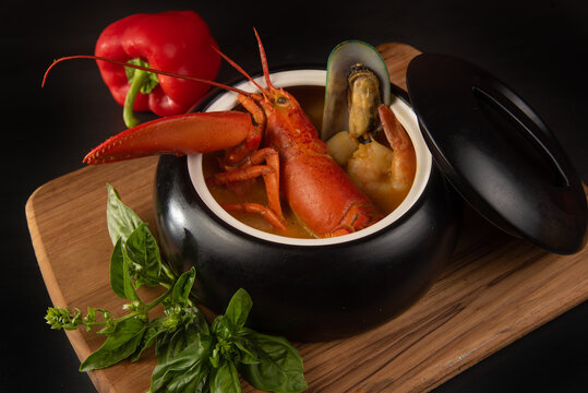 sopa parihuela peruana con langosta