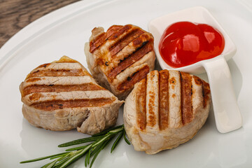 Grilled pork medallion with sauce