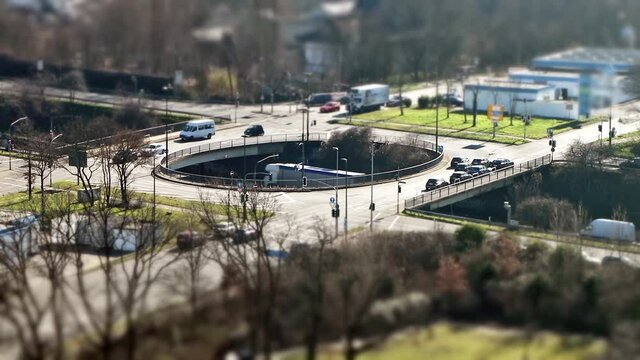 Strassenkreuzung &uuml;ber der Autobahn - Kreisverkehr