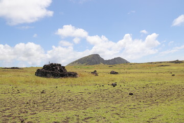 Prairie et volcan Rano Raraku à l'île de Pâques