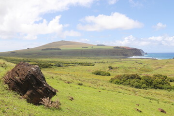 Pente du volcan Rano Raraku à l'île de Pâques