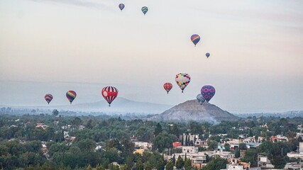Cielo matutino con globos aerostáticos en Teotihuacan.