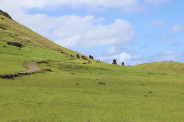 Fototapeta premium Prairie et pente du volcan Rano Raraku à l'île de Pâques 