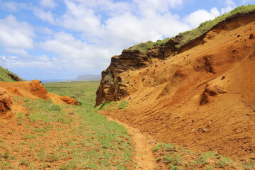Roche rouge du volcan Rano Raraku à l'île de Pâques	