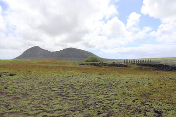 Ahu Tongariki et volcan Rano Raraku à l'île de Pâques 