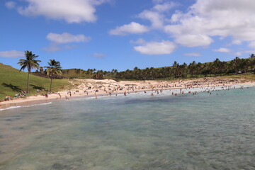 Lagon et plage d'Anakena à l'île de Pâques