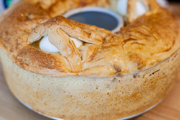 Casatiello o tortano napoletano. Rustico tipico della tradizione italiana napoletana.