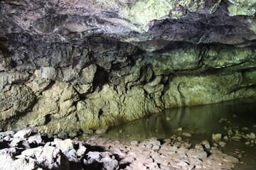 Rivière dans une grotte à l'île de Pâques