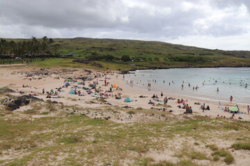 Touristes sur la plage d'Anakena à l'île de Pâques