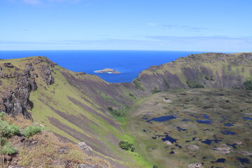 Motu Iti et cratère du volcan Rano Kau à l'île de Pâques