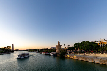Obraz premium Sunset over the Guadalquivir river in Seville, Andalucia, Spain.