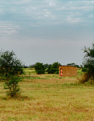 Obraz premium A brick house in the rural scene against blue sky