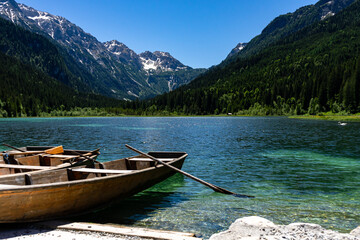 Boot am See in Alpiner Berglandschaft