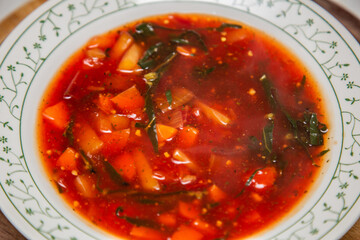 Sopa de beterraba com outros legumes.