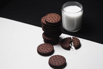glass of milk and cookies