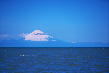 Fototapeta na wymiar 海に浮かぶ快晴の富士山