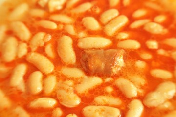 plato de judías con chorizo, cocido, alubias, plato caliente, sabroso, caldo 
