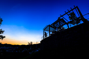 夕焼けの展望台のシルエット、宝塚北公園
