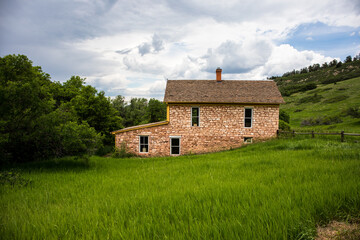 Fototapeta na wymiar old house in the green mountains