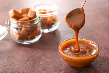 Bowl with liquid caramel on table
