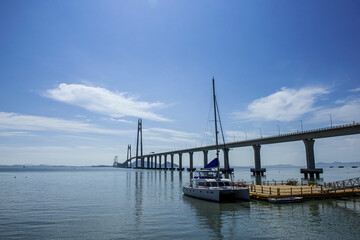 Fototapeta premium The gigantic grand bridge and beautiful skyline panorama.