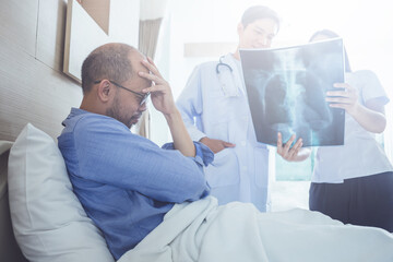Obraz premium Doctor having health problem of patient at hospital,medicine, doctor, healthcare and people concept